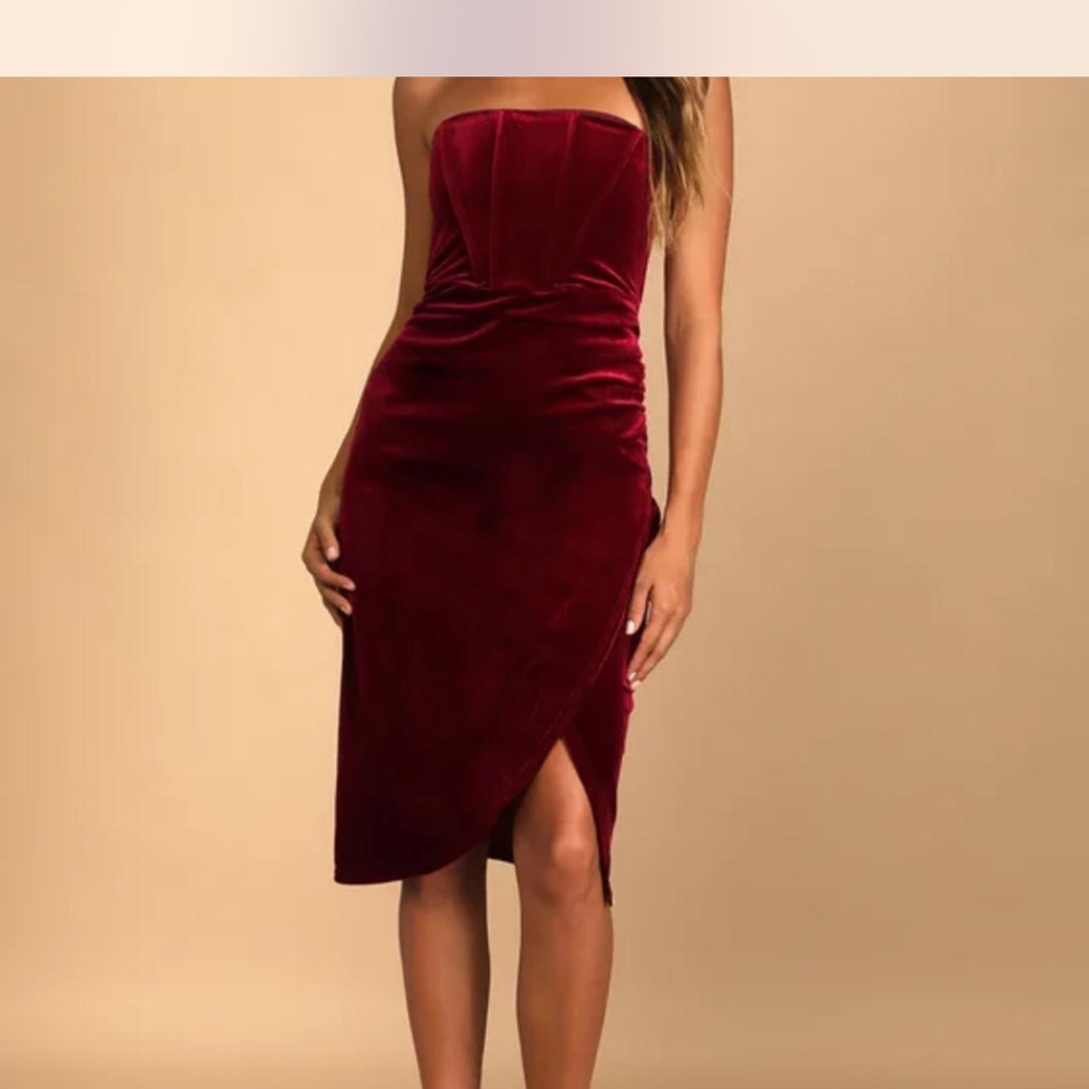 Lulus Glamorous Celebrations in Red/ Burgundy velvet
2 available large and Med